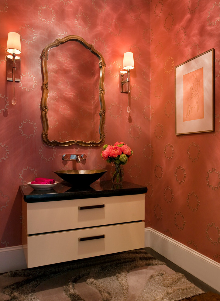 Kleine Mediterrane Gästetoilette mit flächenbündigen Schrankfronten, roter Wandfarbe, Aufsatzwaschbecken, Granit-Waschbecken/Waschtisch, beigen Schränken, dunklem Holzboden, braunem Boden und schwarzer Waschtischplatte in San Francisco