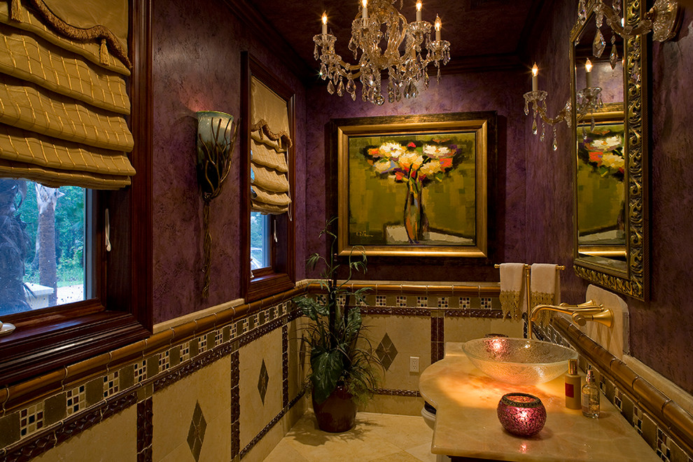 Idée de décoration pour un grand WC et toilettes bohème avec un carrelage beige, un mur violet, un sol en marbre, une vasque et un plan de toilette en marbre.
