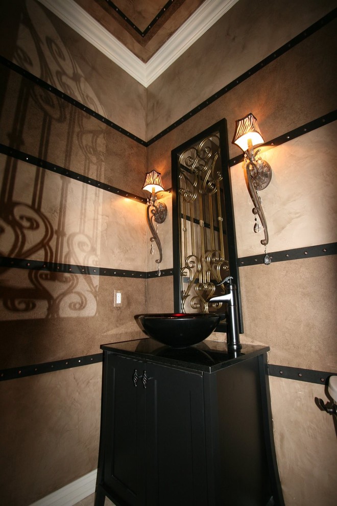 Kleine Mediterrane Gästetoilette mit verzierten Schränken, schwarzen Schränken, bunten Wänden, Aufsatzwaschbecken und Granit-Waschbecken/Waschtisch in Omaha
