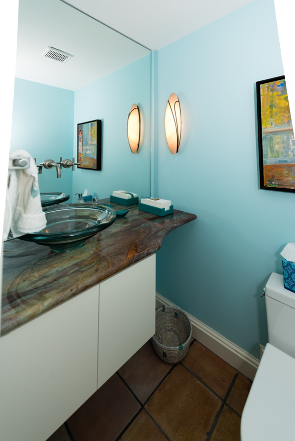 Immagine di un piccolo bagno di servizio boho chic con lavabo a bacinella, ante lisce, ante bianche, top in quarzite, pareti blu e pavimento in terracotta