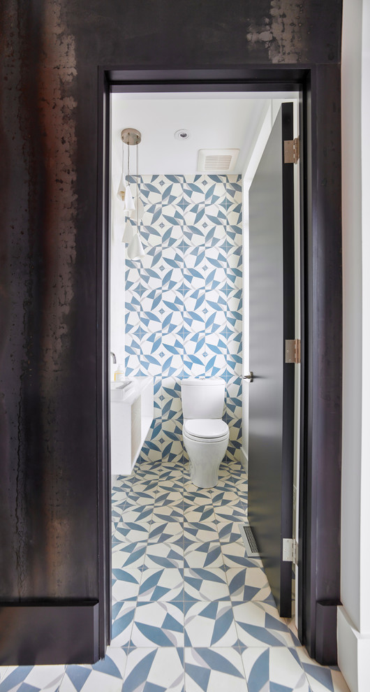 Foto di un bagno di servizio contemporaneo con ante in legno chiaro, WC monopezzo, piastrelle blu, piastrelle di cemento, pavimento in cementine, lavabo a bacinella, top in quarzo composito, pavimento blu e top bianco