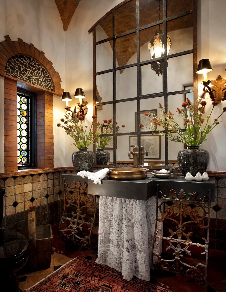Foto på ett medelhavsstil toalett, med ett fristående handfat, flerfärgad kakel och beige väggar