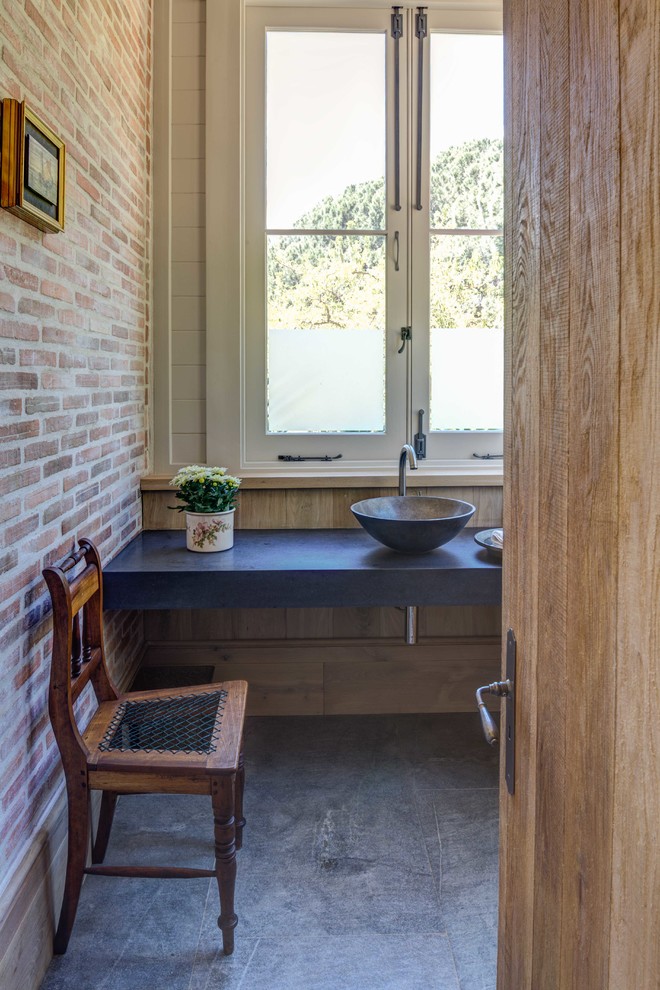 Klassische Gästetoilette mit Aufsatzwaschbecken in Sonstige