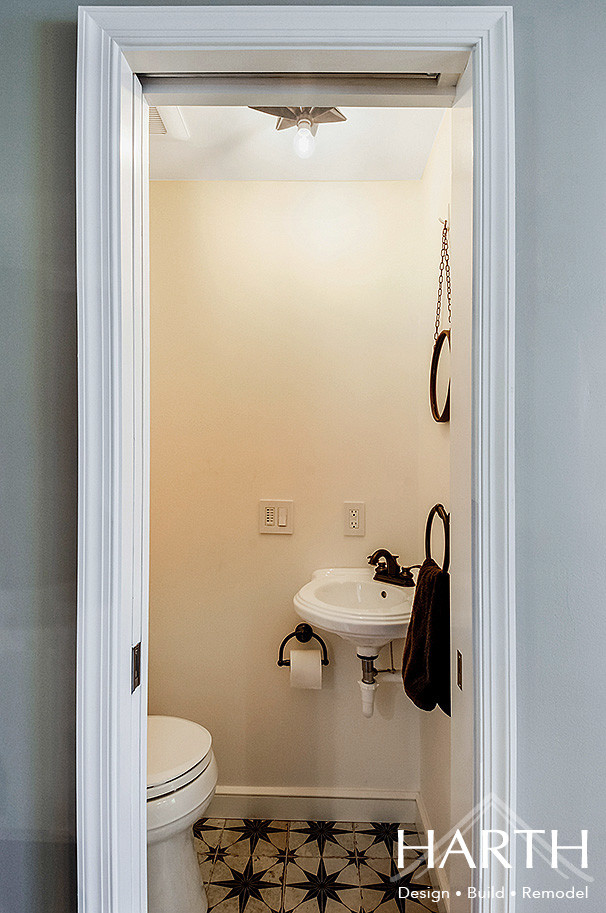Источник вдохновения для домашнего уюта: маленький туалет в стиле кантри с раздельным унитазом, белыми стенами, полом из керамогранита, подвесной раковиной и черным полом для на участке и в саду