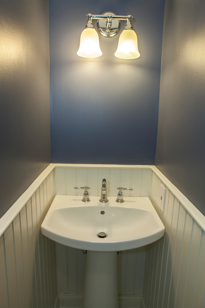 Idées déco pour un petit WC et toilettes contemporain avec un carrelage blanc, un lavabo de ferme, WC séparés et un mur bleu.