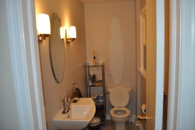 Idée de décoration pour un petit WC et toilettes tradition avec un lavabo suspendu, WC séparés et un mur blanc.