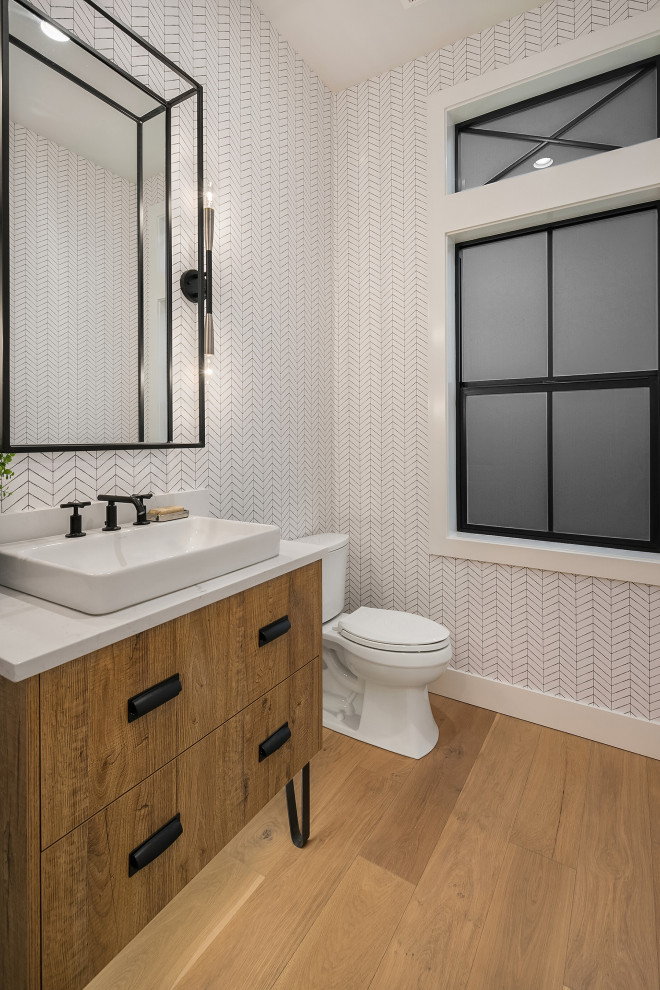 Inspiration pour un grand WC et toilettes rustique en bois brun avec un mur blanc, un sol en bois brun, un plan de toilette blanc et un placard à porte plane.