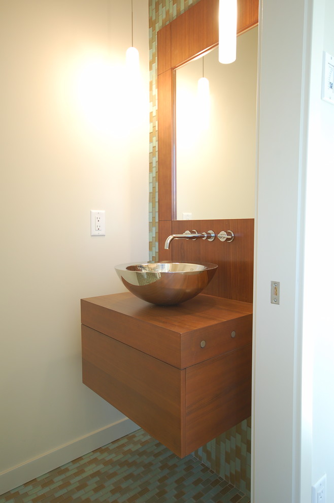 Idées déco pour un WC et toilettes moderne en bois brun avec une vasque, un placard à porte plane, un plan de toilette en bois, WC à poser, un carrelage multicolore, un mur blanc et un sol en carrelage de porcelaine.