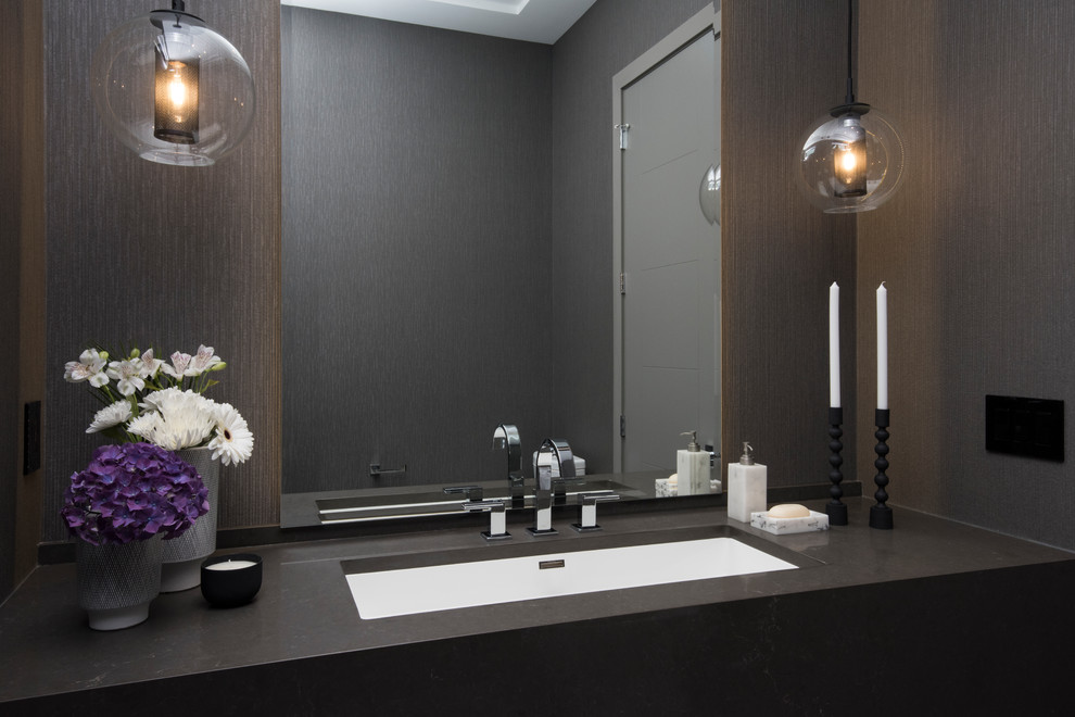 Große Moderne Gästetoilette mit grauen Schränken, Toilette mit Aufsatzspülkasten, grauer Wandfarbe, Porzellan-Bodenfliesen, Aufsatzwaschbecken, Quarzit-Waschtisch, grauem Boden und grauer Waschtischplatte in Vancouver