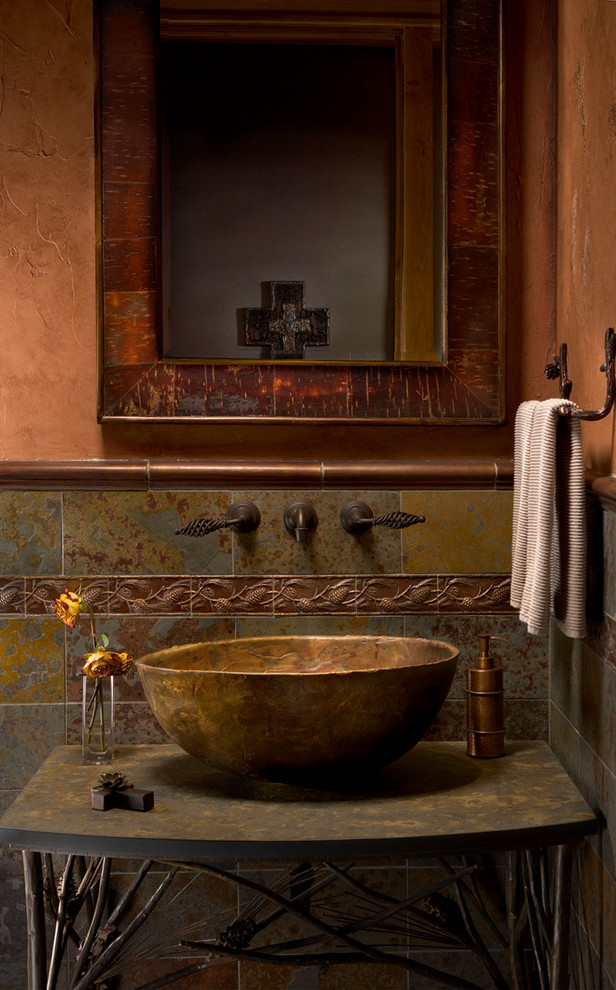 Ejemplo de aseo rústico pequeño con lavabo sobreencimera, paredes beige y baldosas y/o azulejos de pizarra