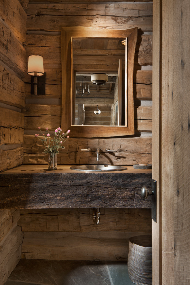 Kleine Rustikale Gästetoilette mit brauner Wandfarbe, Einbauwaschbecken, Waschtisch aus Holz, blauem Boden und brauner Waschtischplatte in Sonstige