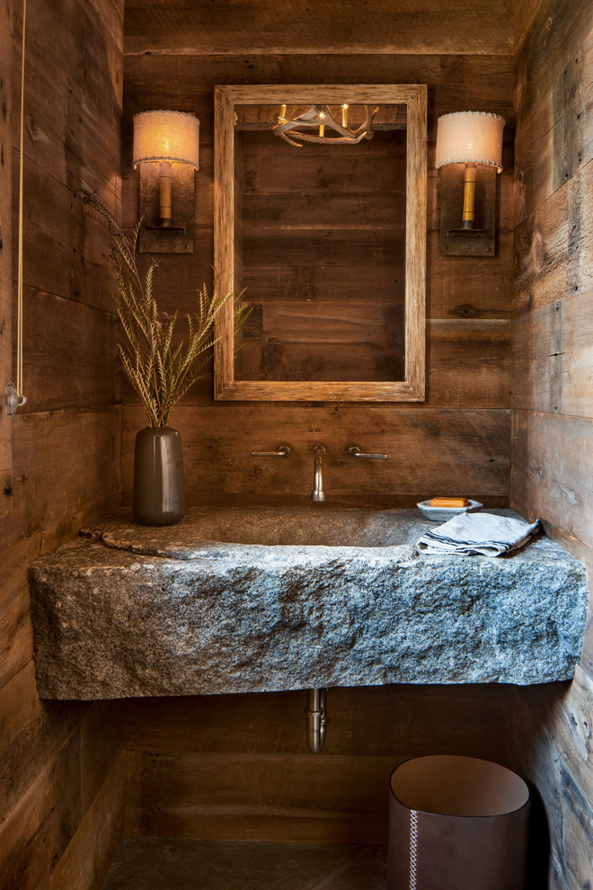 Kleine Rustikale Gästetoilette mit brauner Wandfarbe, Granit-Waschbecken/Waschtisch, blauem Boden, integriertem Waschbecken und grauer Waschtischplatte in Sonstige