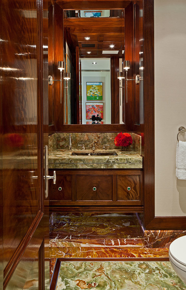 Cette photo montre un WC et toilettes chic en bois foncé avec un placard avec porte à panneau encastré, un plan de toilette en marbre, un carrelage vert, un carrelage marron, un sol multicolore, du carrelage en marbre et un plan de toilette vert.