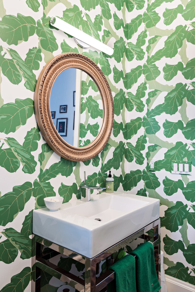 Idee per un bagno di servizio stile marinaro con pareti multicolore e lavabo a consolle