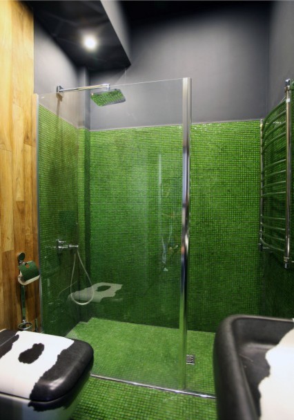 Foto di una piccola stanza da bagno contemporanea con WC sospeso, piastrelle verdi, piastrelle a mosaico, pareti grigie, pavimento con piastrelle a mosaico, lavabo sospeso e pavimento verde