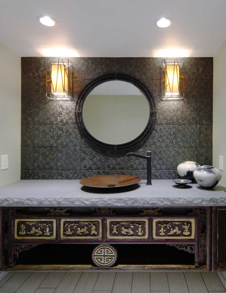 Aménagement d'un petit WC et toilettes asiatique en bois foncé avec un placard en trompe-l'oeil, un carrelage marron, un mur vert, un sol en carrelage de porcelaine, une vasque et carrelage en métal.