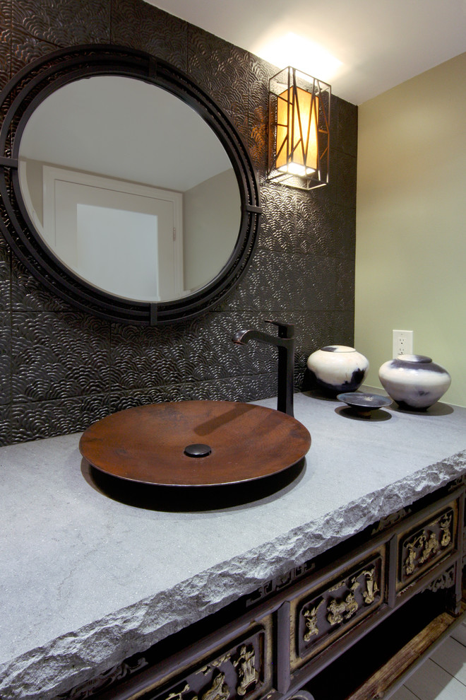 Cette image montre un petit WC et toilettes asiatique en bois foncé avec un placard en trompe-l'oeil, un carrelage marron, un sol en carrelage de porcelaine, une vasque, carrelage en métal, un mur beige et un plan de toilette gris.