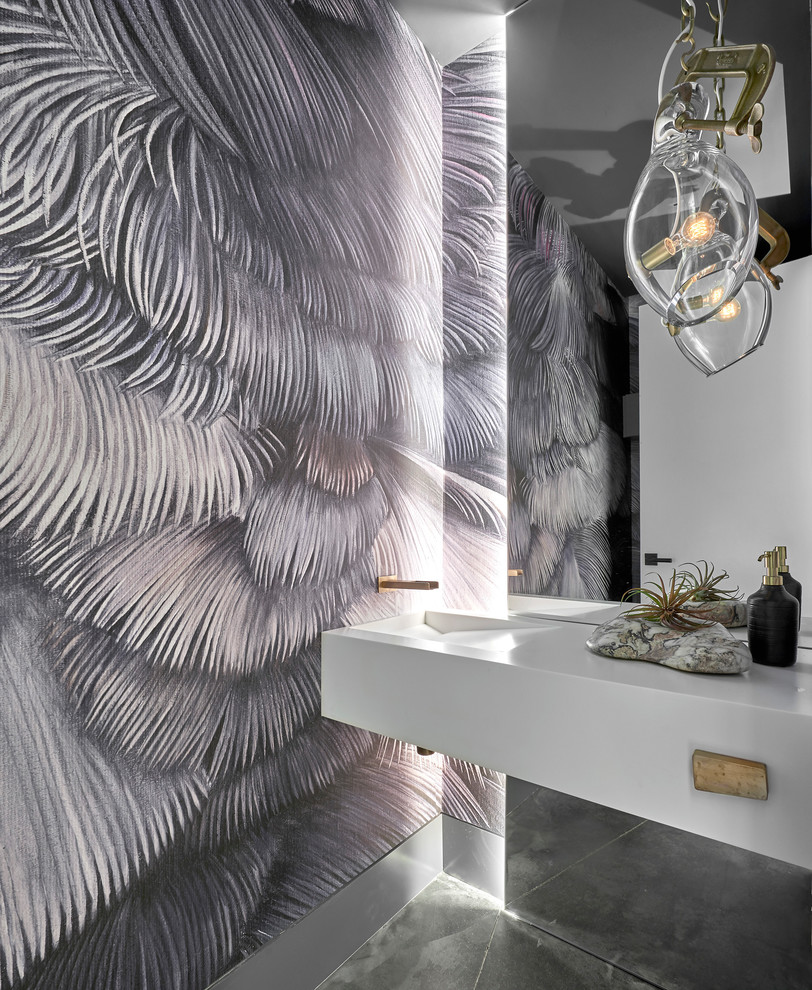 Свежая идея для дизайна: туалет в современном стиле с монолитной раковиной, белой столешницей, серыми стенами, бетонным полом и серым полом - отличное фото интерьера