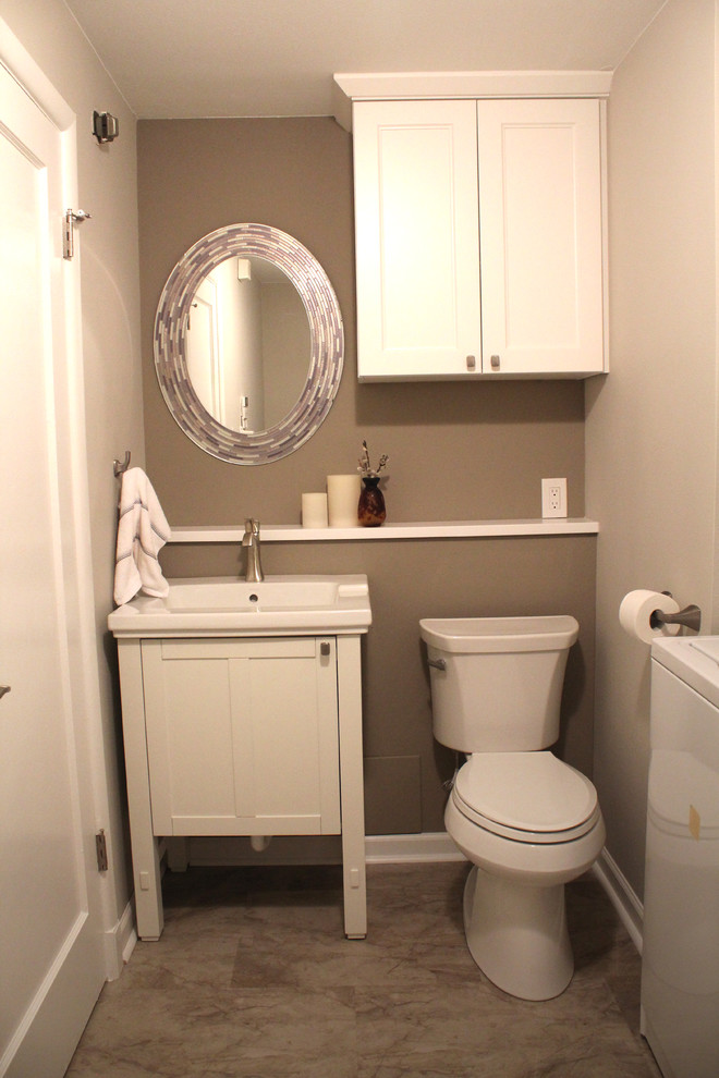 Exemple d'un petit WC et toilettes chic avec un placard à porte shaker, des portes de placard blanches, WC séparés, un carrelage noir et blanc, des carreaux de céramique, un mur beige, un sol en vinyl, un lavabo encastré, un plan de toilette en quartz modifié, un sol multicolore et un plan de toilette blanc.