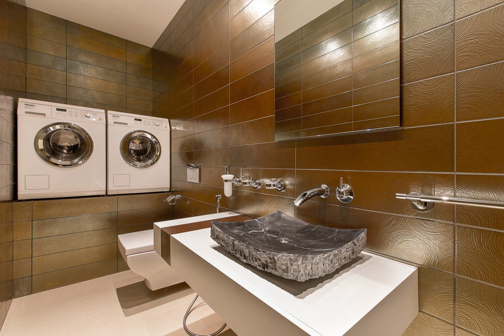 Diseño de cuarto de lavado contemporáneo con fregadero de un seno, puertas de armario blancas, paredes marrones y lavadora y secadora juntas