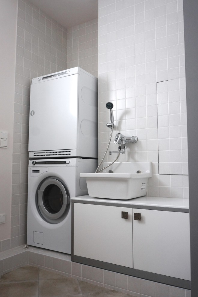 Idéer för en modern tvättstuga, med en allbänk, släta luckor, vita skåp, vita väggar och en tvättpelare