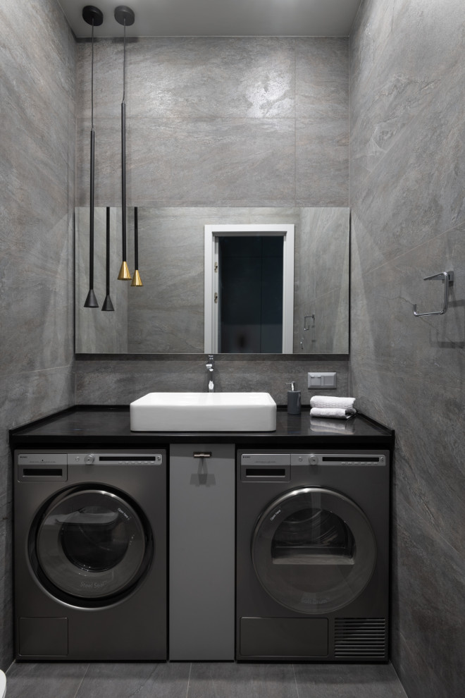Exempel på en stor modern tvättstuga, med grå väggar, laminatgolv och grått golv