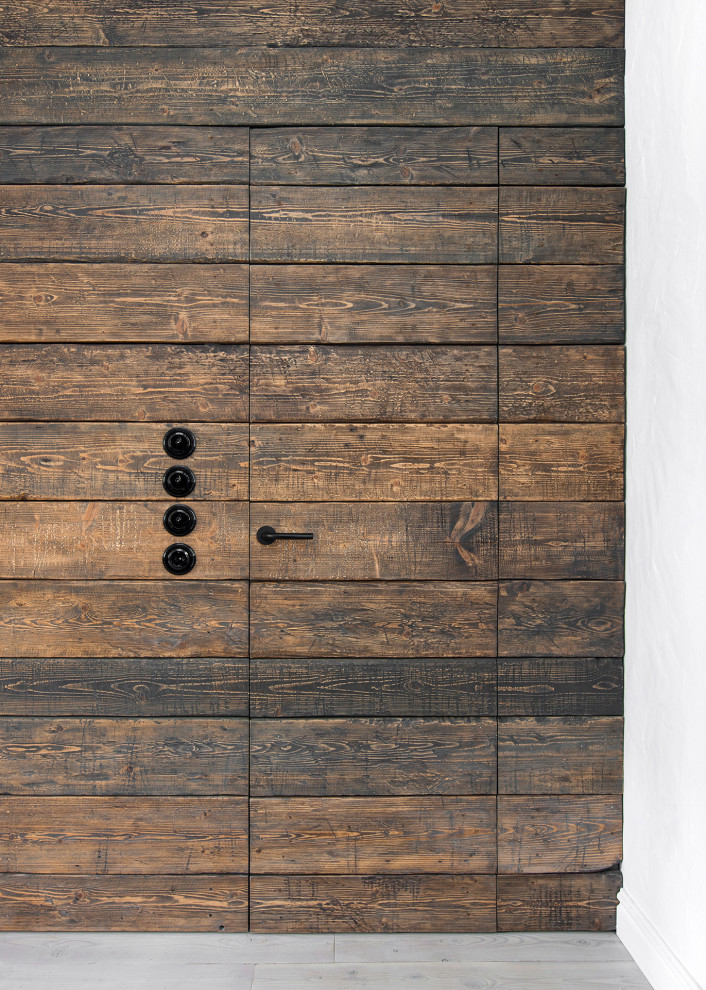 Aménagement d'une petite buanderie linéaire scandinave dédiée avec un placard à porte plane, des portes de placard blanches, un plan de travail en bois, un mur gris, un sol en carrelage de porcelaine, un sol gris et un plan de travail marron.