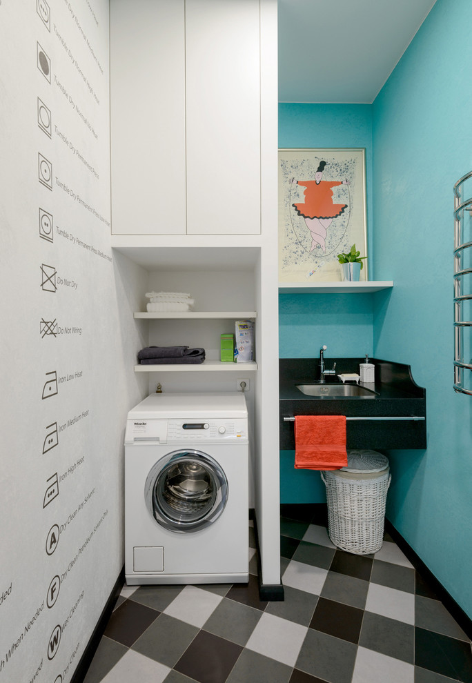 Modelo de cuarto de lavado lineal contemporáneo pequeño con fregadero bajoencimera, armarios abiertos, puertas de armario blancas y paredes azules