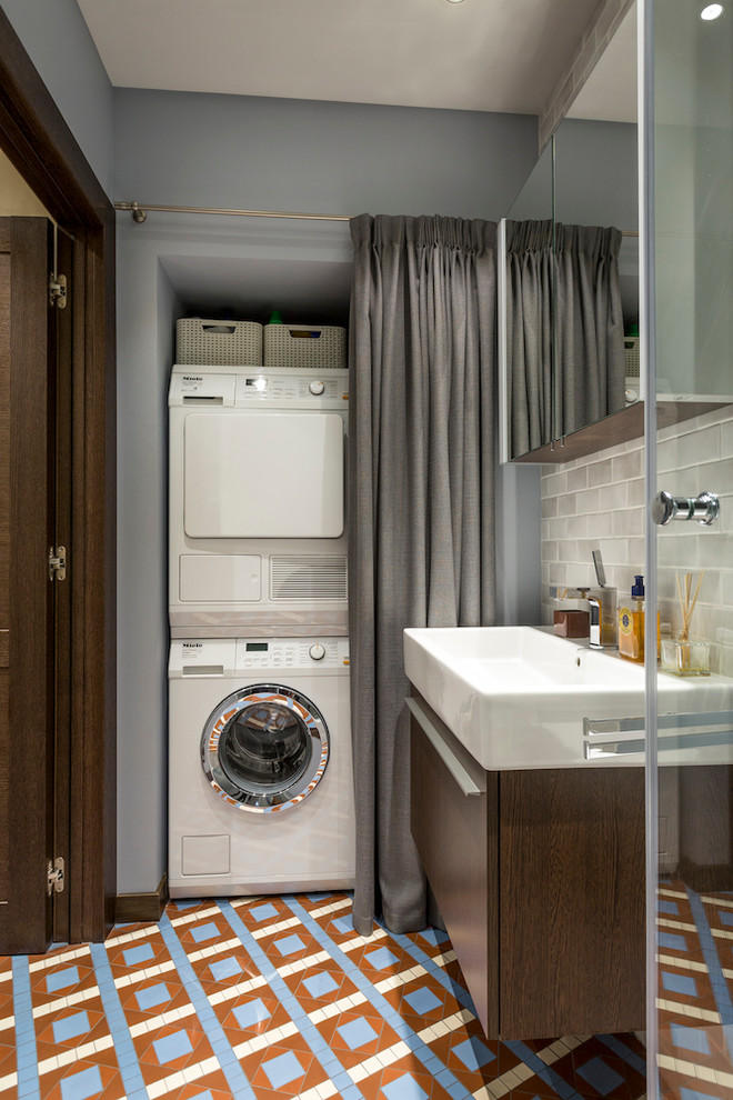 Foto di una lavanderia contemporanea con lavatrice e asciugatrice a colonna