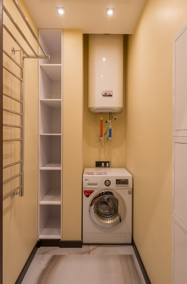 Immagine di una grande lavanderia design con pavimento in gres porcellanato e pareti beige