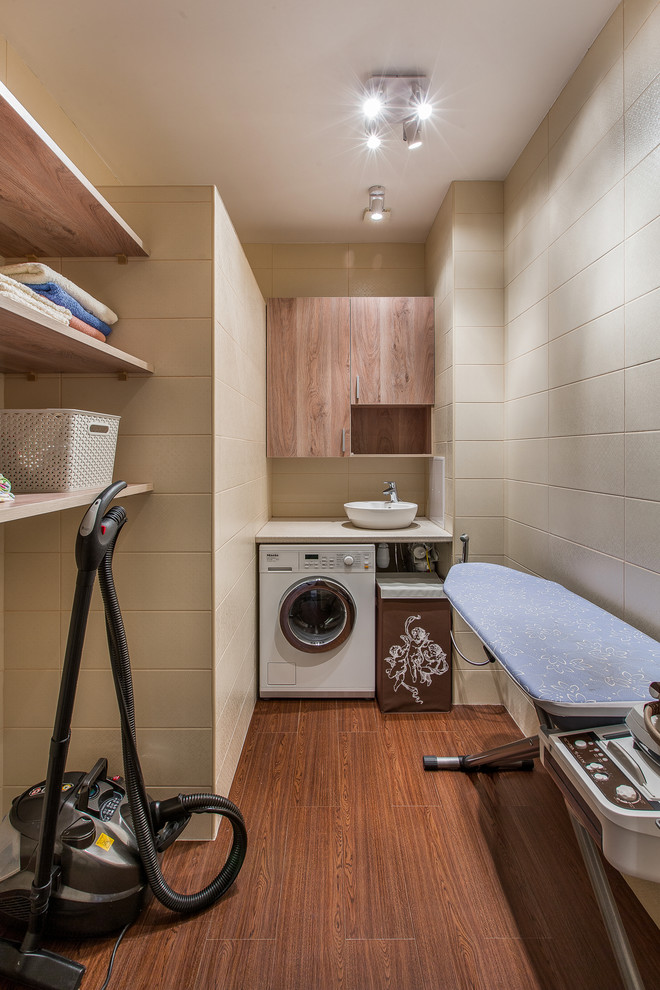他の地域にあるコンテンポラリースタイルのおしゃれな洗濯室 (シングルシンク、ベージュの壁、フラットパネル扉のキャビネット) の写真