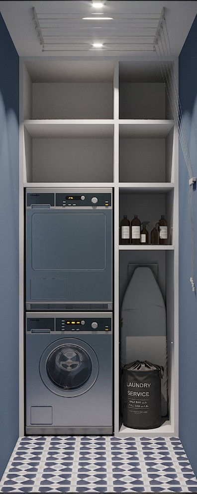 Imagen de cuarto de lavado lineal contemporáneo de tamaño medio con armarios abiertos, puertas de armario blancas, suelo de baldosas de cerámica y lavadora y secadora apiladas