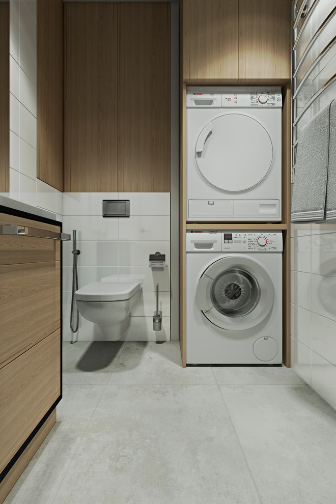 Zweizeilige, Kleine Moderne Waschküche mit hellen Holzschränken und brauner Arbeitsplatte in Sonstige
