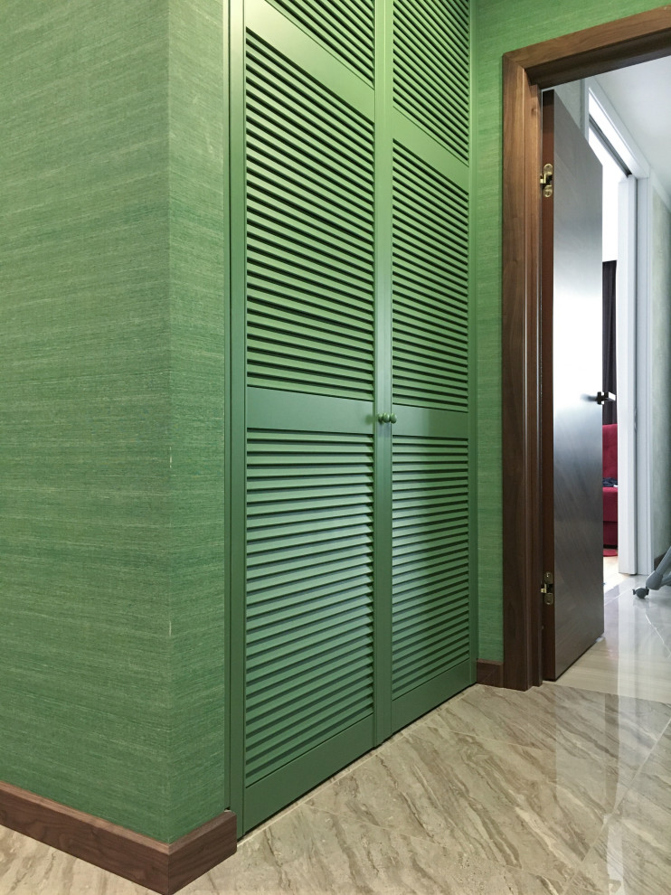 Idee per una piccola lavanderia design con ante a persiana, ante verdi, pareti verdi, pavimento in gres porcellanato e pavimento grigio