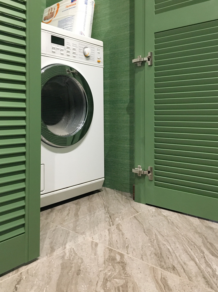 Foto de armario lavadero contemporáneo pequeño con armarios con puertas mallorquinas, puertas de armario verdes, paredes verdes, suelo de baldosas de porcelana, lavadora y secadora integrada y suelo gris