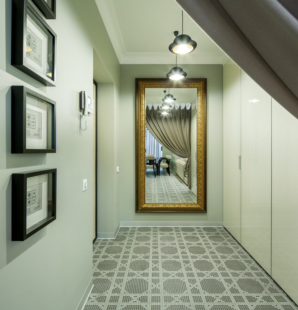 Modernes Foyer mit grauer Wandfarbe und Keramikboden in Sonstige