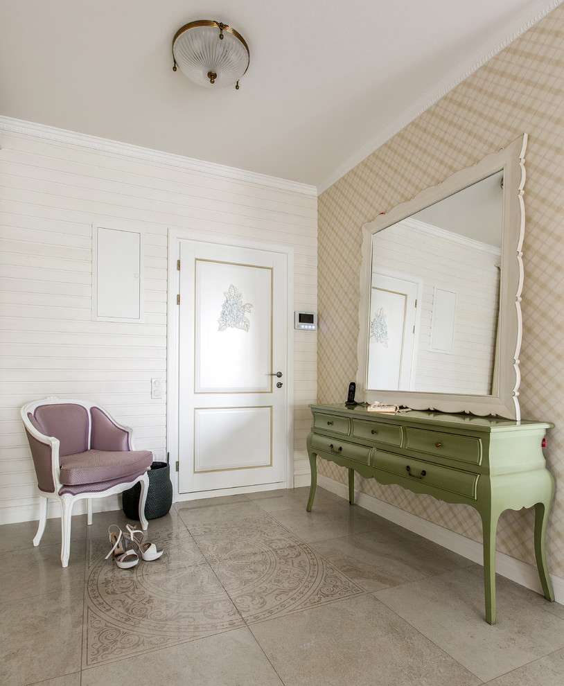 Diseño de puerta principal romántica con paredes beige, puerta simple, puerta blanca y suelo gris
