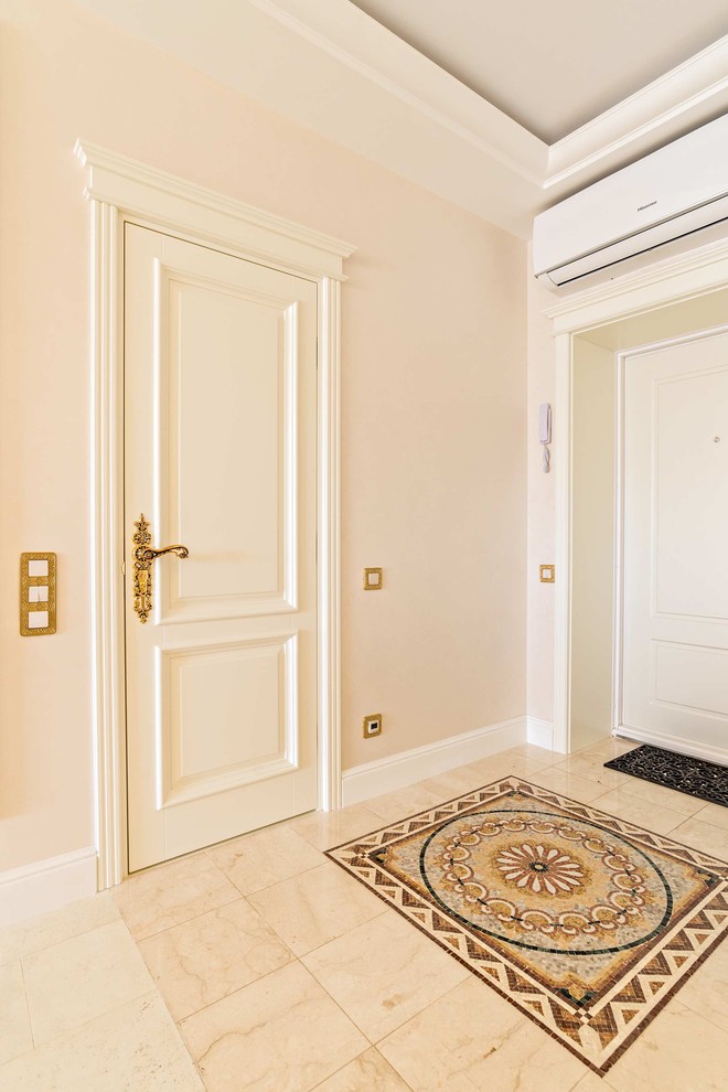 Пример оригинального дизайна: большая входная дверь в классическом стиле с бежевыми стенами, мраморным полом, одностворчатой входной дверью, входной дверью из светлого дерева и бежевым полом