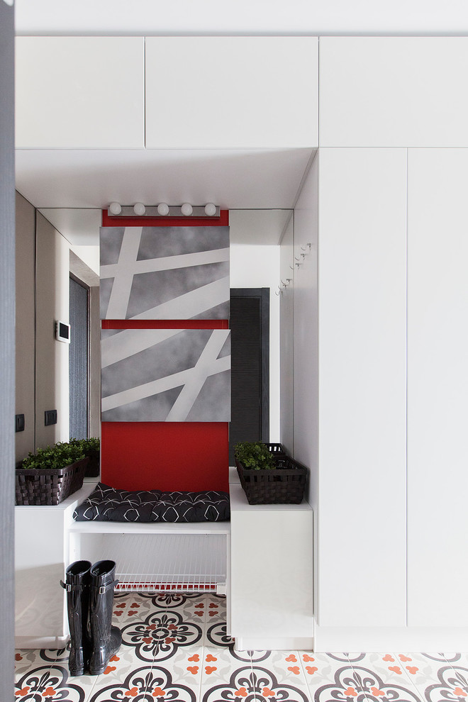 Bild på ett litet funkis kapprum, med grå väggar, klinkergolv i porslin och flerfärgat golv