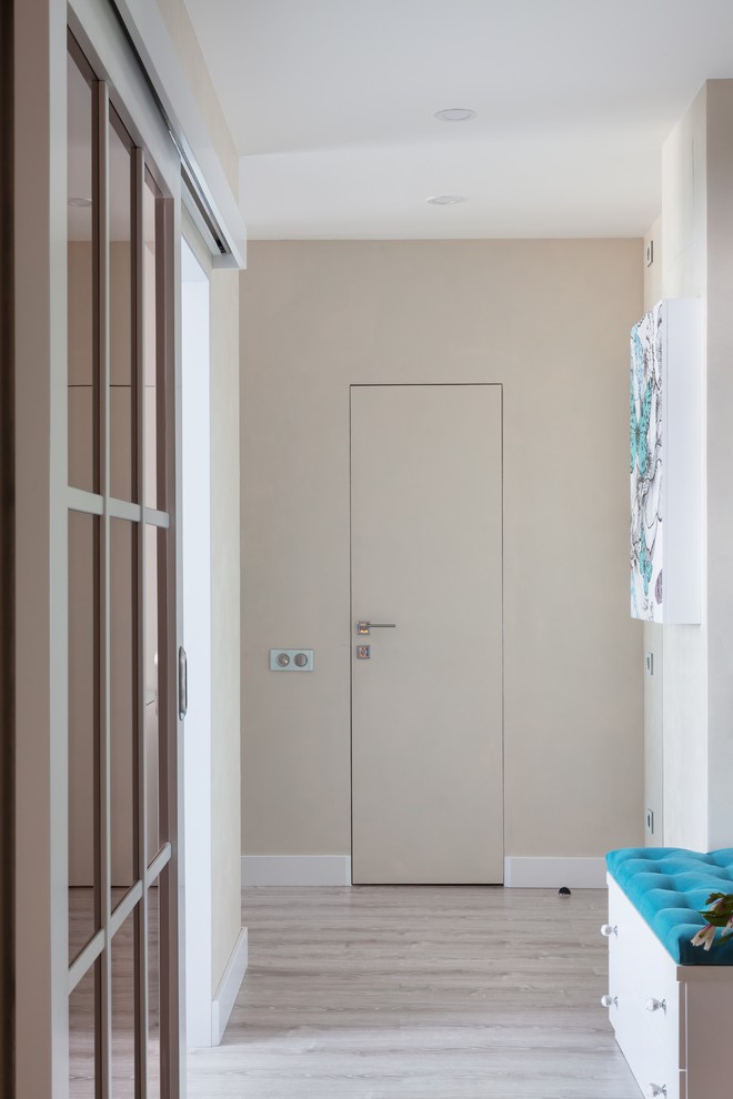 Idee per un ingresso o corridoio contemporaneo di medie dimensioni con pareti beige e pavimento in laminato