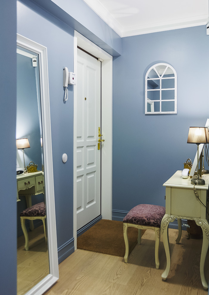 Свежая идея для дизайна: входная дверь в классическом стиле с синими стенами, светлым паркетным полом, одностворчатой входной дверью и белой входной дверью - отличное фото интерьера