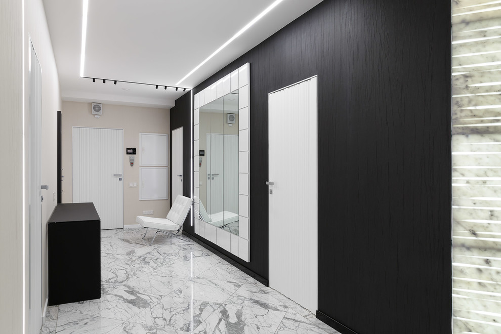 Идея дизайна: прихожая в современном стиле с черными стенами, мраморным полом, одностворчатой входной дверью и белой входной дверью