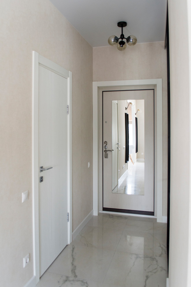 Свежая идея для дизайна: маленькая входная дверь в скандинавском стиле с бежевыми стенами, полом из керамогранита, одностворчатой входной дверью, белой входной дверью и белым полом для на участке и в саду - отличное фото интерьера