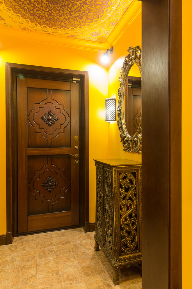 Kleiner Asiatischer Eingang mit Stauraum, gelber Wandfarbe, Porzellan-Bodenfliesen, Einzeltür, dunkler Holzhaustür und beigem Boden in Moskau