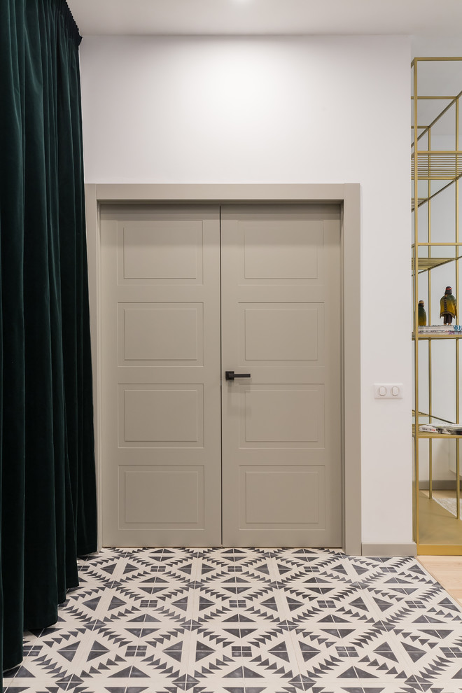 Foto di un corridoio minimal di medie dimensioni con pareti bianche, pavimento con piastrelle in ceramica e pavimento multicolore