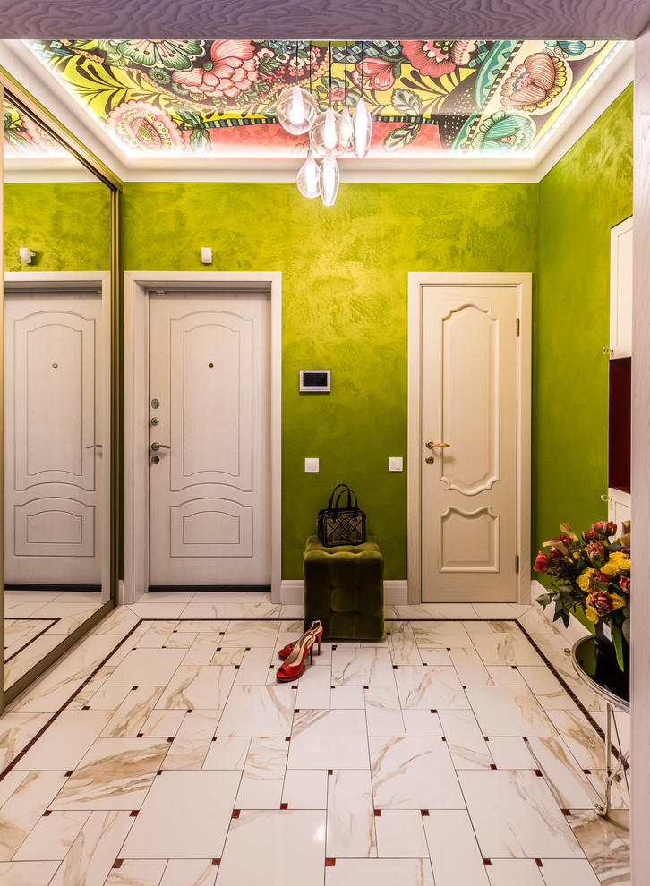 他の地域にあるおしゃれな玄関ドア (緑の壁、白いドア、ベージュの床) の写真