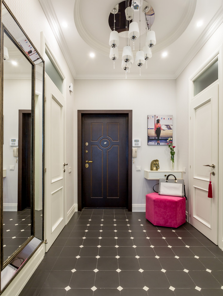 Imagen de puerta principal contemporánea, de tamaño medio, con paredes blancas, puerta simple, puerta de madera oscura y suelo de baldosas de cerámica