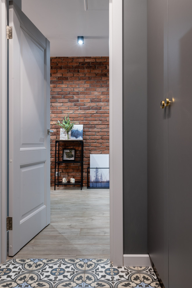 Ejemplo de puerta principal contemporánea de tamaño medio con paredes grises, suelo de baldosas de porcelana, puerta simple, puerta gris y suelo gris