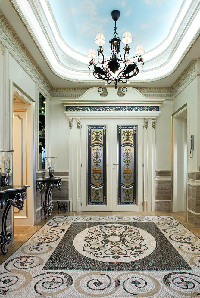Mittelgroßes Klassisches Foyer mit weißer Wandfarbe, Marmorboden, weißer Haustür, weißem Boden und Doppeltür in Moskau