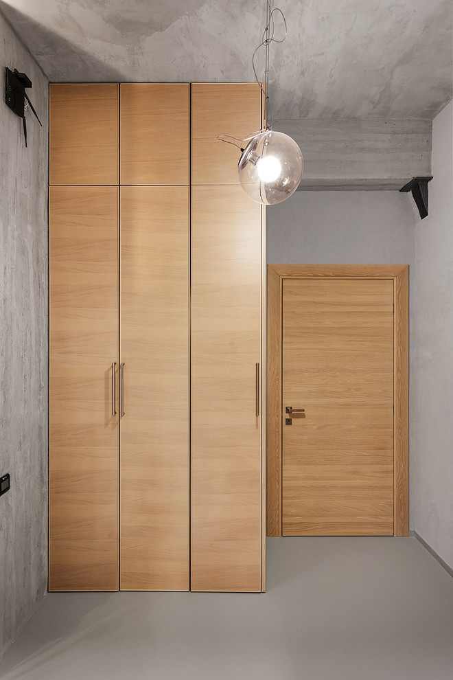 Идея дизайна: прихожая среднего размера в стиле лофт с серыми стенами, бетонным полом, одностворчатой входной дверью, серым полом и входной дверью из светлого дерева